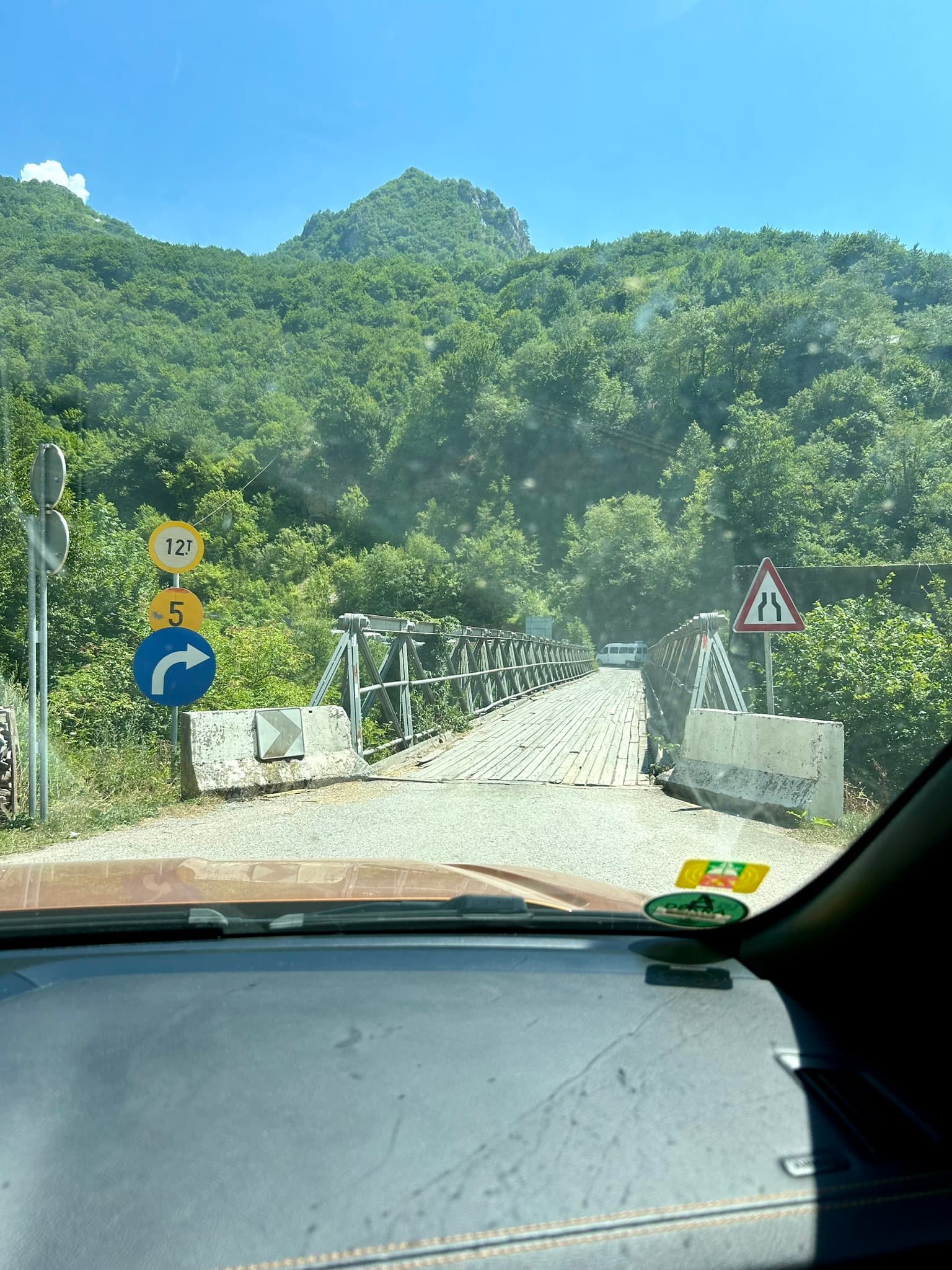 Mountain bridge crossing